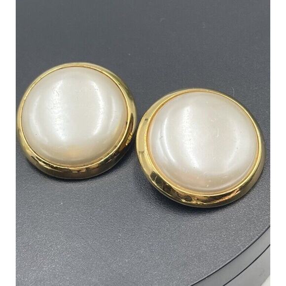 RICHELIEU Vintage Large Dome Off White Faux Pearl Gold Tone Clip On Earrings‎ - Picture 3 of 13